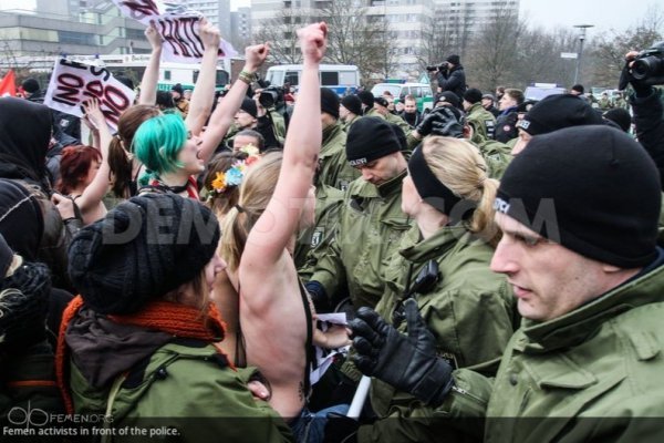FEMEN влаштували антифашистський мітинг у Берліні. ФОТО