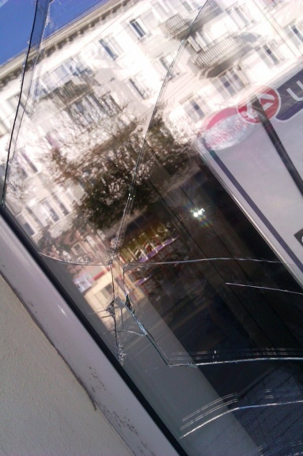 У центрі Луцька розбили вітрину банку. ФОТО