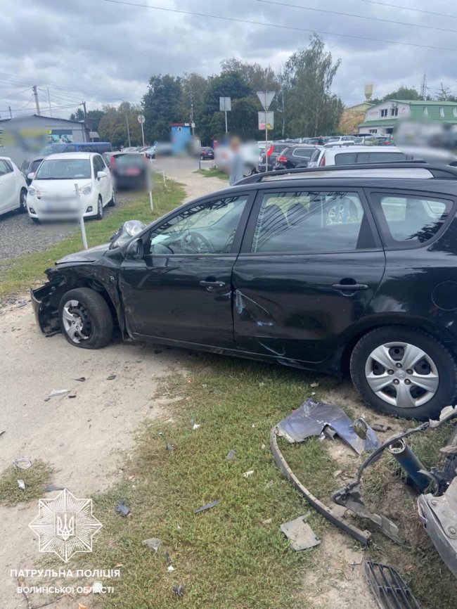 У Луцьку п'яний водій влетів у 2 припарковані автівки. ФОТО