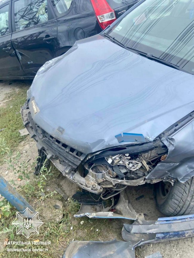 У Луцьку п'яний водій влетів у 2 припарковані автівки. ФОТО