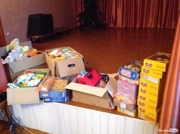 Спілкування - це найголовніше: помічники Миколая подарували новорічне свято дітям у Крупі. ФОТО 