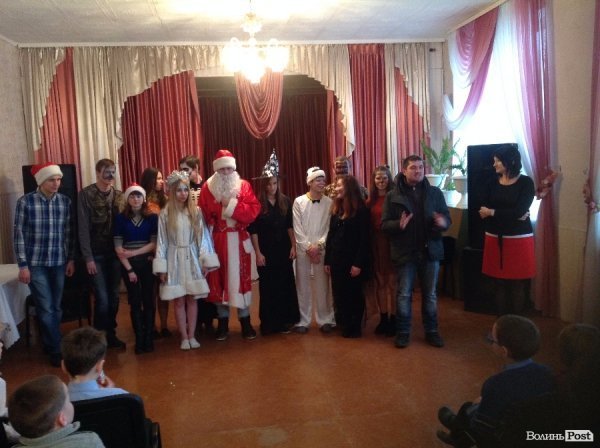 Спілкування - це найголовніше: помічники Миколая подарували новорічне свято дітям у Крупі. ФОТО 