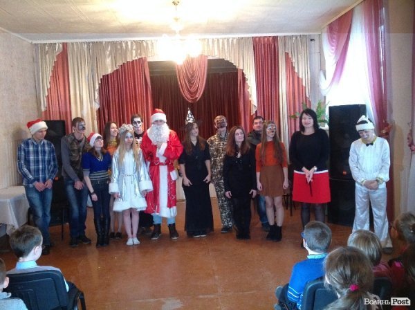 Спілкування - це найголовніше: помічники Миколая подарували новорічне свято дітям у Крупі. ФОТО 