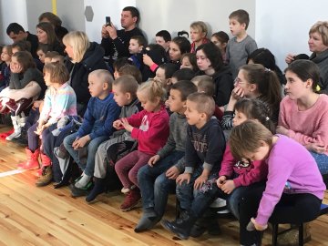 Волинські волонтери влаштували різдвяне свято для дітей-сиріт. ФОТО