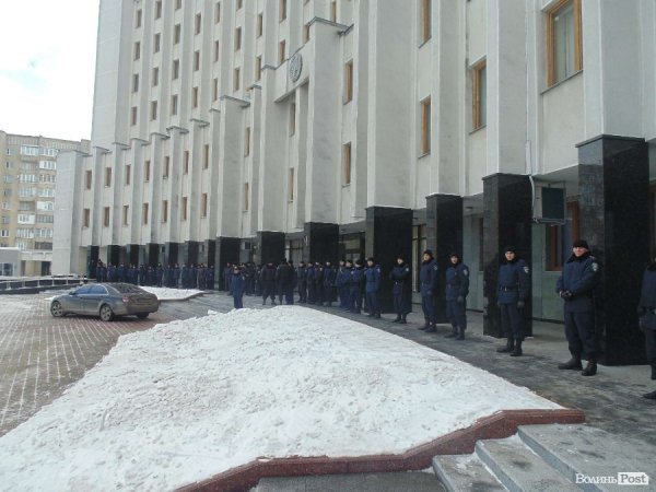 Мітинг під Волинською ОДА: свистки, протигази та заблоковані автомобілі. ФОТО. ВІДЕО