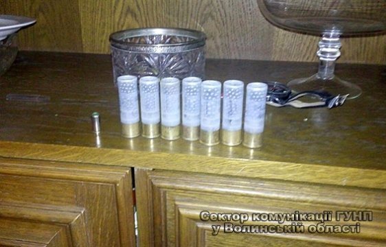 У помешканні лучанина поліція вилучила зброю та наркотики. ФОТО