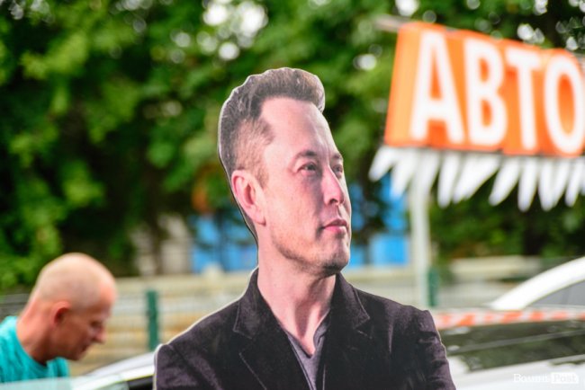 У Луцьку відкрили перший сервіс з продажу електромобілів*