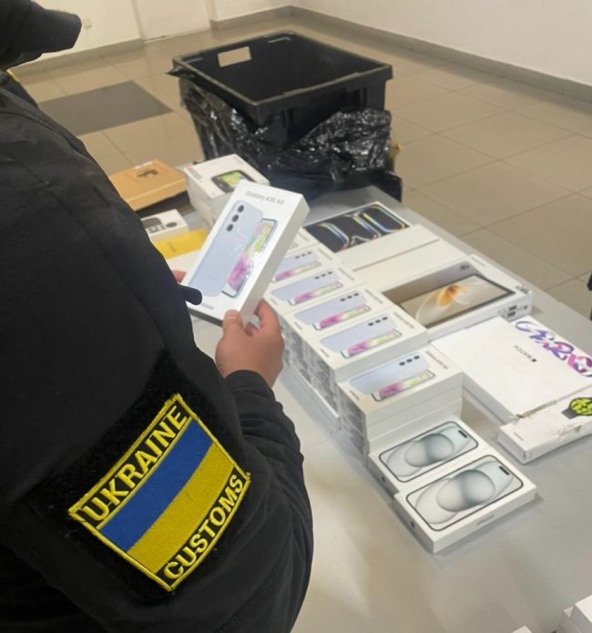 Через «Ягодин»  намагалися провезти 78 телефонів, планшетів, смарт-годинників на суму 1,2 млн