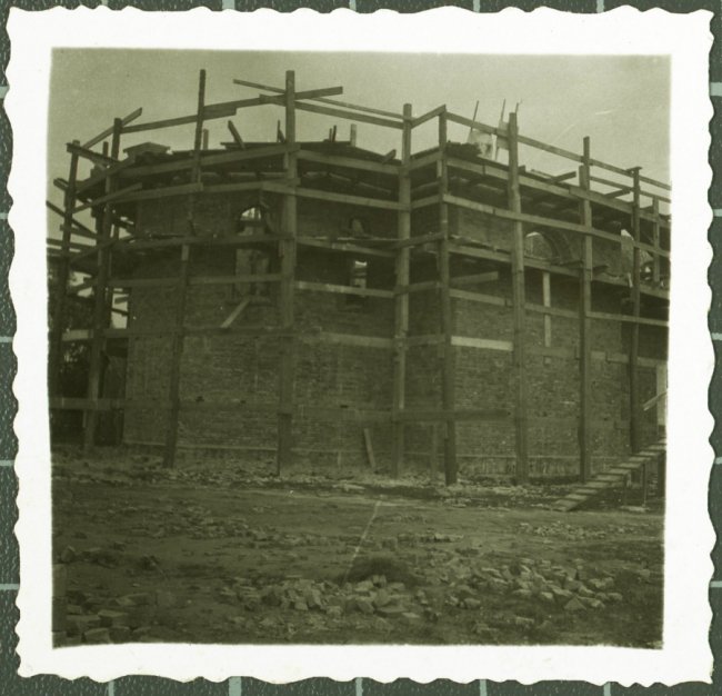 Показали унікальні світлини спорудження костелу на Волині. ФОТО