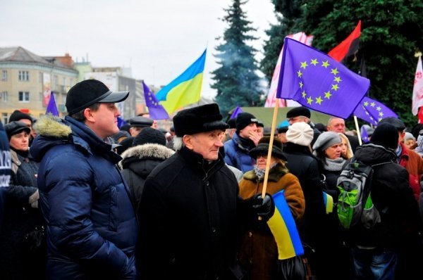 Віче на луцькому Майдані. ФОТО