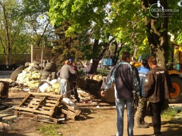  У Маріуполі роздають українські прапори і знищують барикади терористів. ФОТО