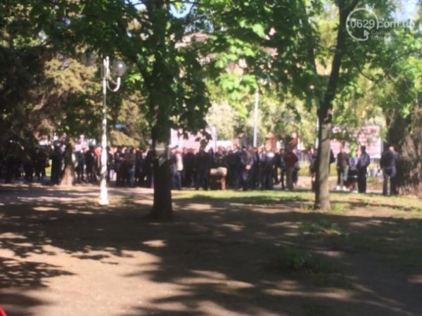  У Маріуполі роздають українські прапори і знищують барикади терористів. ФОТО