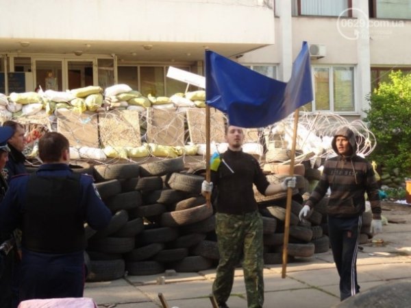  У Маріуполі роздають українські прапори і знищують барикади терористів. ФОТО