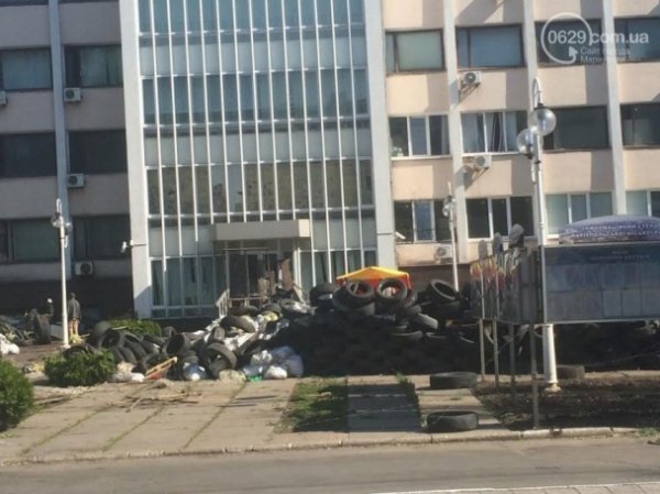  У Маріуполі роздають українські прапори і знищують барикади терористів. ФОТО