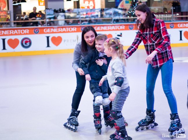 У Луцьку особливі діти з посадовцями вчилися кататися на роликах. ФОТО