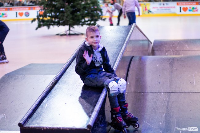 У Луцьку особливі діти з посадовцями вчилися кататися на роликах. ФОТО