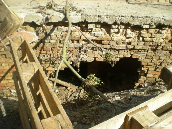 У Луцьку ділянка двору п'ятиповерхівки провалилася в підвал. ФОТО