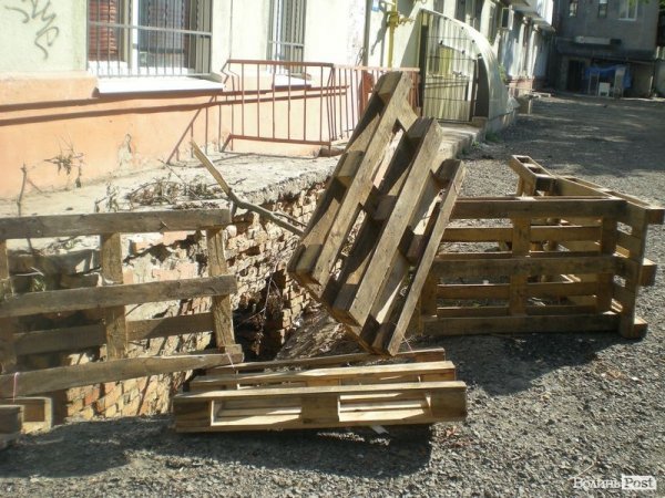 У Луцьку ділянка двору п'ятиповерхівки провалилася в підвал. ФОТО