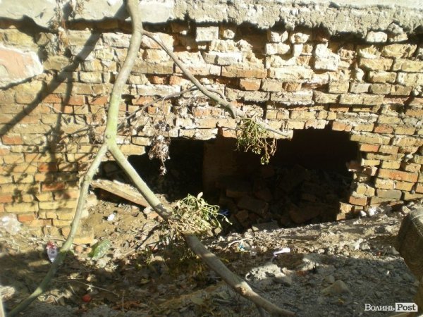 У Луцьку ділянка двору п'ятиповерхівки провалилася в підвал. ФОТО