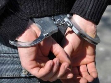 Патрульному за застосування кайданків загрожує 8 років тюрми. ВІДЕО