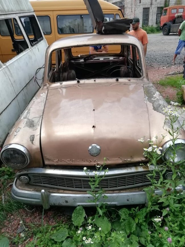 Розрахунок металобрухтом, читання у авто, книги в холодильниках: під Луцьком відкриють незвичну бібліотеку