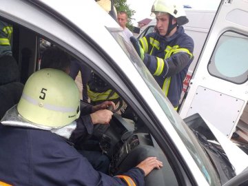 На Волині рятувальники вивільнили з автомобіля водія, який травмувався в ДТП. ФОТО