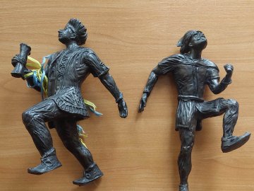 Поліцейські знайшли трьох вандалів, які пошкодили скульптури кликунів у Луцьку