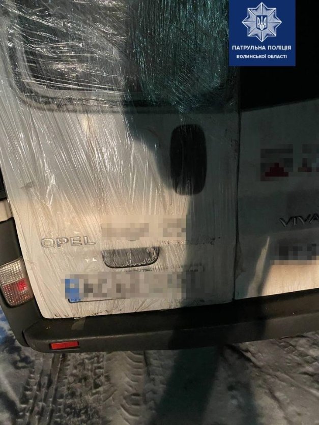 Волинські патрульні зупинили водія за порушення ПДР та виявили у нього в автівці незаконну деревину. ФОТО