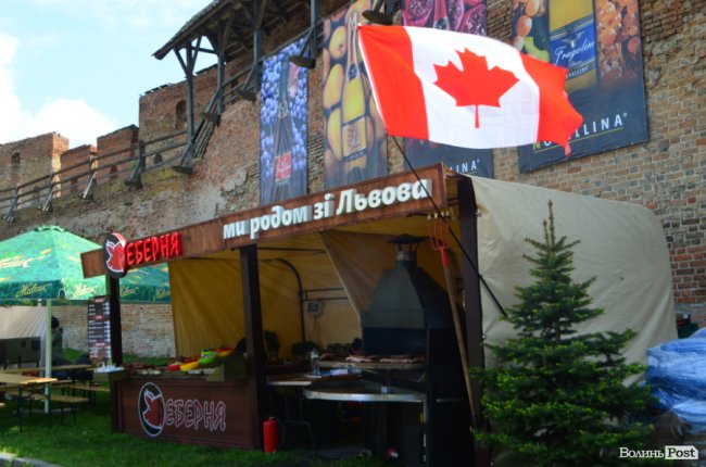 У замку Любарта стартував Lutsk Food Fest: що і за скільки пропонують скуштувати. ФОТО