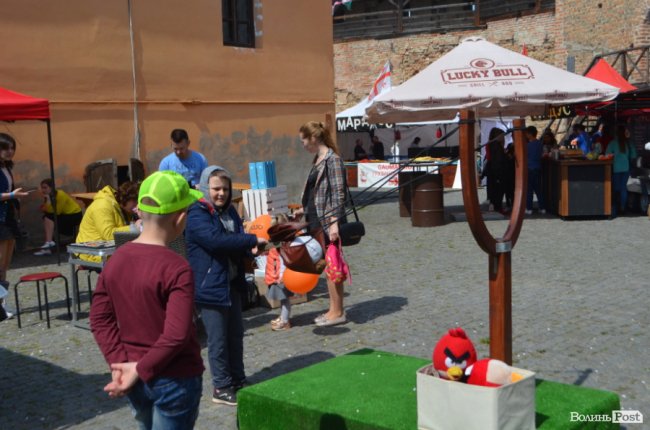 У замку Любарта стартував Lutsk Food Fest: що і за скільки пропонують скуштувати. ФОТО