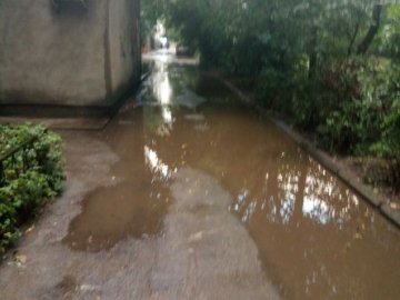 «Після дощу калюжі доводиться долати, як Джекі Чан», – лучанин про двір на Перемоги