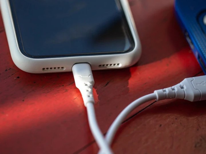 Яка батарея в Айфон 12?