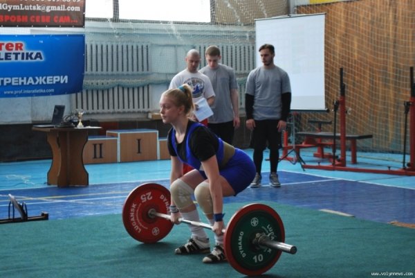 У Луцьку змагаються м'язисті дівчата і хлопці. ФОТО
