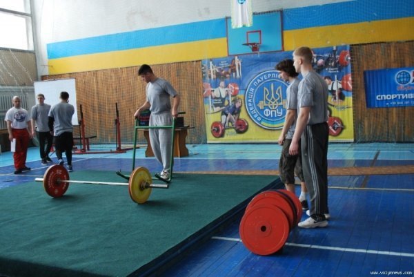 У Луцьку змагаються м'язисті дівчата і хлопці. ФОТО