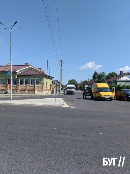 У місті на Волині не поділили дорогу бус та мотоцикліст. ФОТО