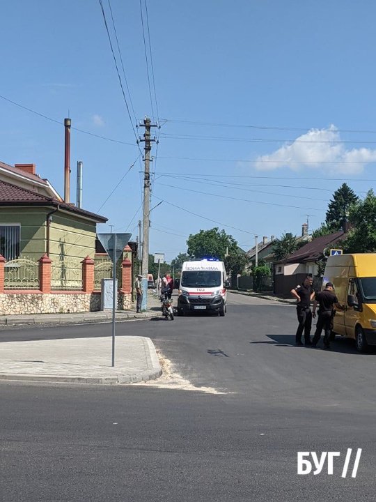 У місті на Волині не поділили дорогу бус та мотоцикліст. ФОТО