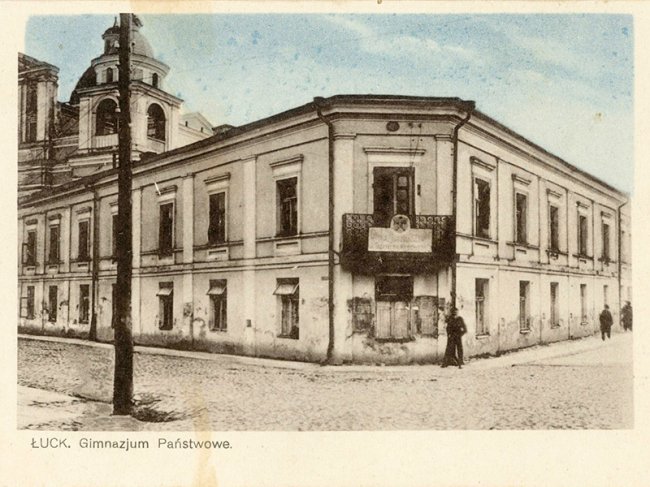 Державна гімназія імені Тадеуша Костюшка на вулиці Домініканській. У 1931 р. гімназію перенесли в новозбудоване приміщення на вулиці Ягеллонській. Фото надруковане в 1925 р.