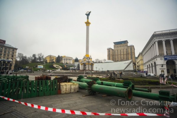У Києві почали монтувати ялинку. ФОТО 