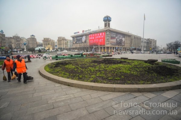 У Києві почали монтувати ялинку. ФОТО 