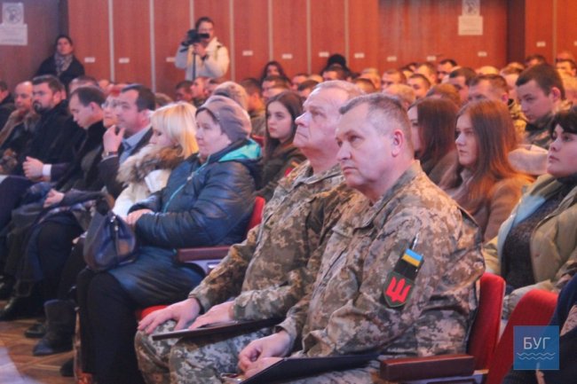 У Володимирі-Волинському урочисто вітали військових, які повернулися з ООС