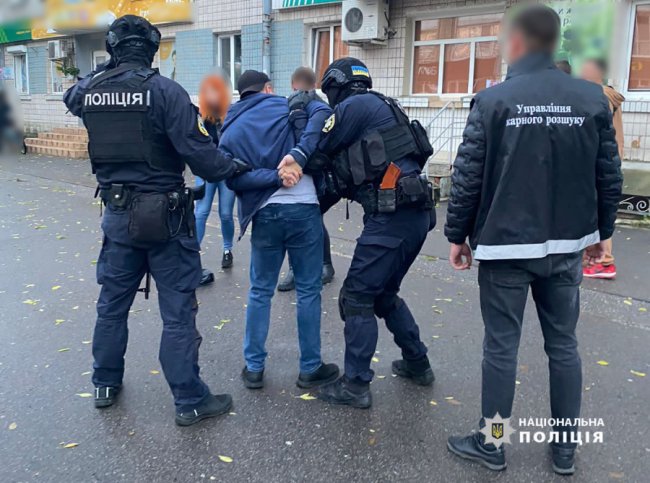 Волинські поліцейські затримали чоловіка, який незаконно збував перероблену вогнепальну зброю