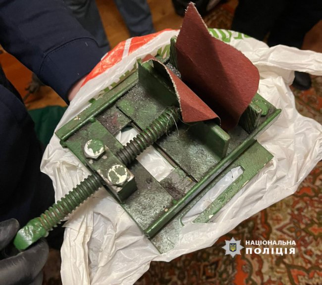 Волинські поліцейські затримали чоловіка, який незаконно збував перероблену вогнепальну зброю