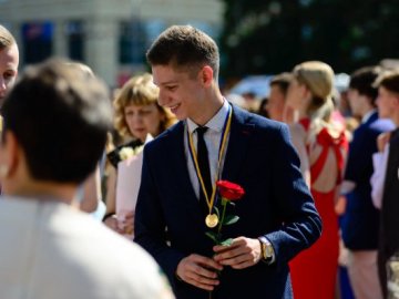 Коли випускники Луцька отримають свідоцтва про освіту та медалі