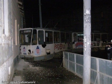 У Львові відчайдух на краденому трамваї врізався в будинок. ФОТО