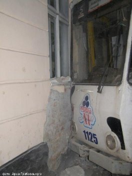 У Львові відчайдух на краденому трамваї врізався в будинок. ФОТО