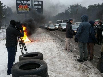 Під Києвом мітингувальники підпалили шини  