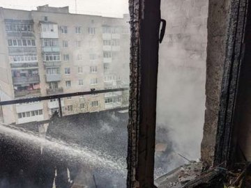 У Луцьку горів балкон на 8 поверсі, в квартирі перебував чоловік. ФОТО