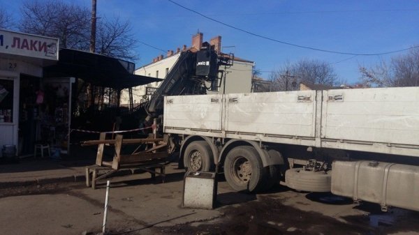 У Луцьку розпочали демонтаж кафе «Старий Баку». ФОТО