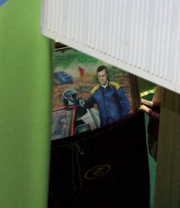 Януковичу подарували «Януковича-гонщика»