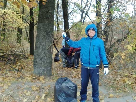 Молодь Ковеля закликає прибрати околиці від сміття. ФОТО